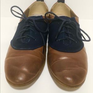 Restricted “Betsy” laced shoes